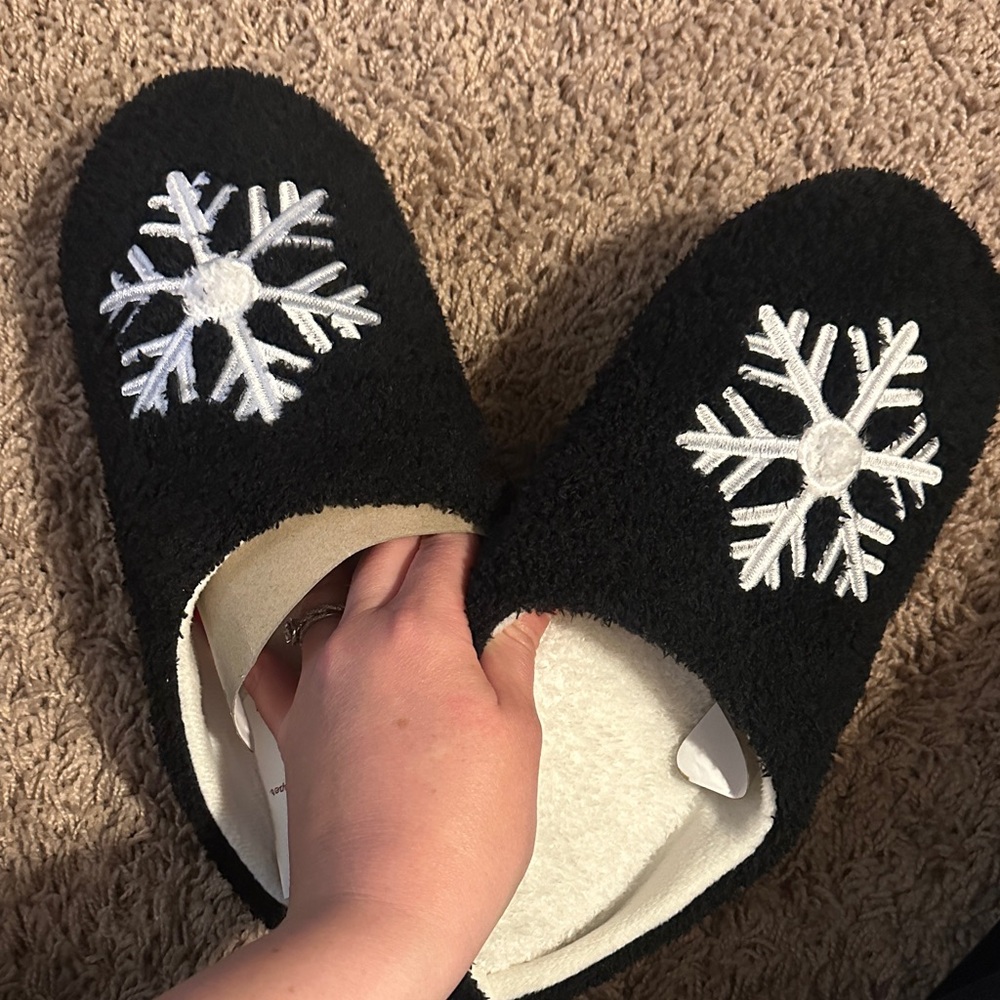 NWT Cozy Black Snowflake Slippers